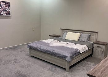 شاليه بجلسة خارجية ومسطح اخضر