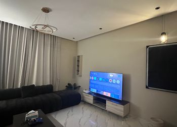 شقة بغرفة معيشة وغرفة نوم 