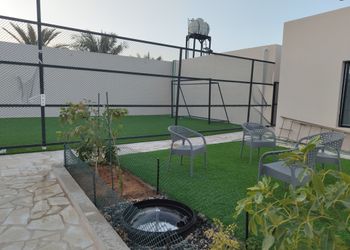شاليه بصالة جلوس وجلسة خارجية