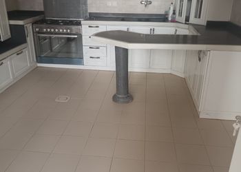 شاليه بمسطح اخضر وجلسة خارجية 