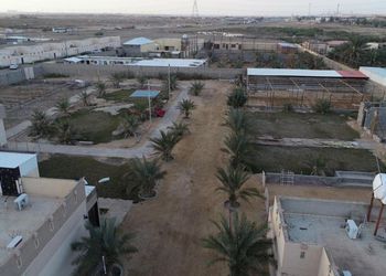 استراحة بمجلس واسع ومسطح اخضر 