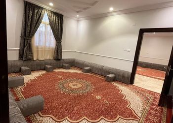 شاليه بمسطح اخضر وجلسة خارجية 