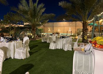 شاليه بمسبح خارجي ومسطحات خضراء