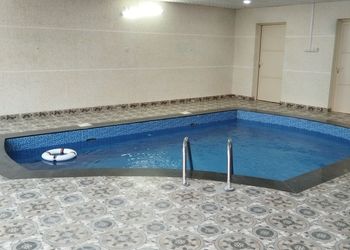 شاليه بجلسة خارجية ومسبح 