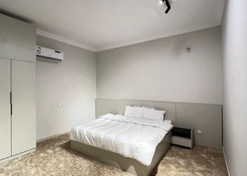 استديو بأثاث مريح وبسيط 