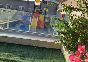 شاليه بألعاب مائية ومجالس