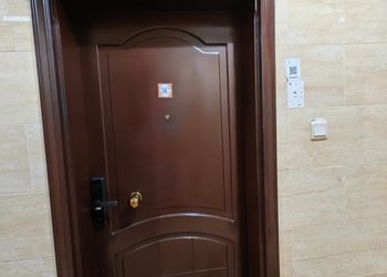 غرفة بسرير ماستر