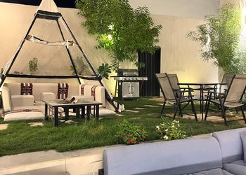 شاليه بجلسة تطل على مسبح خارجي 