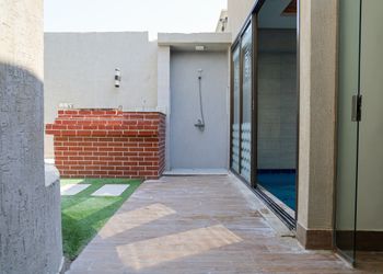 شاليه بصالة مطلة على الحديقة 