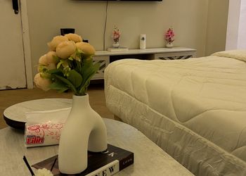 استديو بأثاث مريح وبسيط 