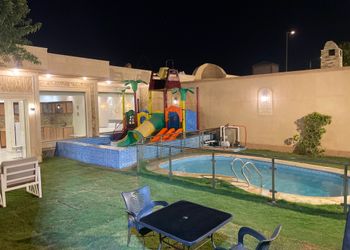 شاليه بمسطح اخضر وجلسة خارجية 