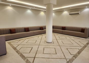 شاليه بمسطح اخضر ومسبح 
