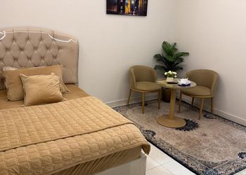 استديو بسرير مفرد وأثاث مريح 