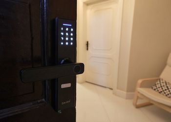 شقة بغرفة معيشة وغرفة نوم 