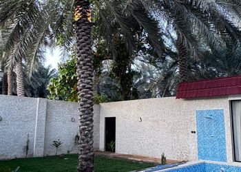 شاليه بمسطحات خضراء 