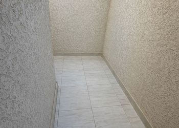 شقة بصالة وثلاث غرف نوم