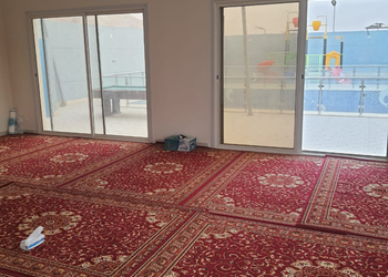 استراحة بألعاب أطفال وملعب كرة 