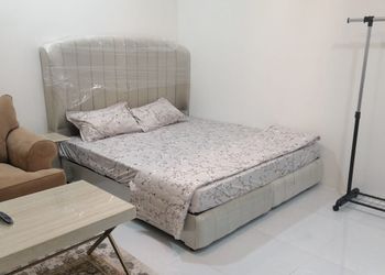 استديو بسرير ماستر وأثاث مريح 