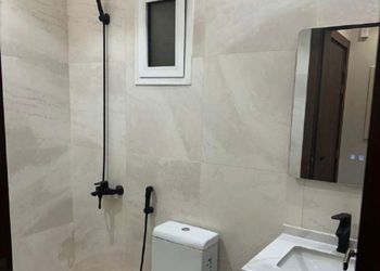 شقة بغرفة معيشة وغرفة نوم 