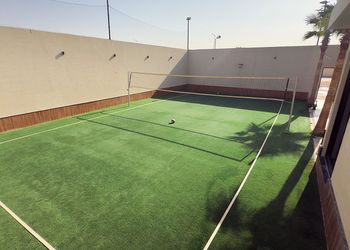 شاليه بملعب كرة طائرة 