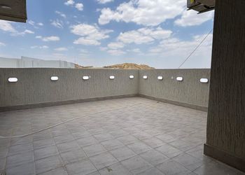 شقة بصالة أنيقة ودخول ذاتي