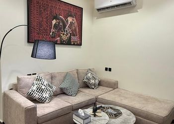 شقة بصالة أنيقة وغرفة نوم مريحة