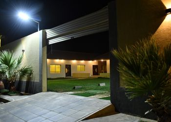 شاليه مجالس ومسطح اخضر 