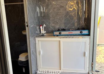 كرفان بجلسة خارجية وإطلالة بحرية