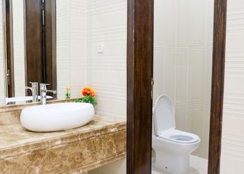 استراحة بألعاب أطفال ومسطح اخضر 