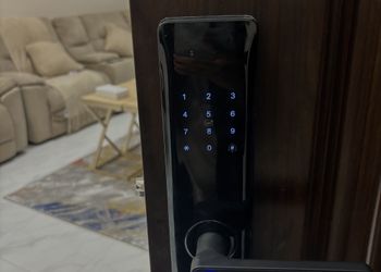 شقة بصالة مريحة وتصميم هادئ 