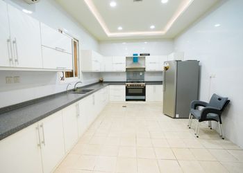 شاليه بمسطح اخضر وجلسة خارجية