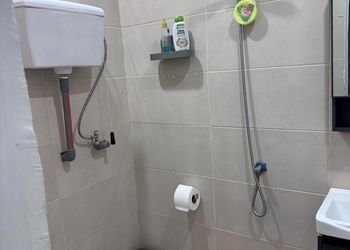 غرفة بسرير مريح وأثاث بسيط