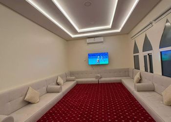 شاليه انيق ومسطح اخضر واسع