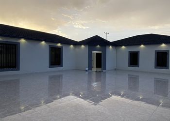 استراحة بمجالس وفناء خارجي 
