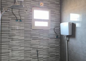 مزرعة بمسطح اخضر وبيت شعر
