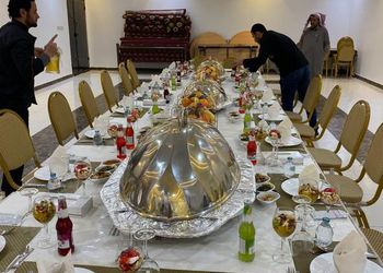 استراحة بمسطح اخضر ومجالس