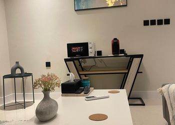 استديو بأثاث مريح وبسيط 