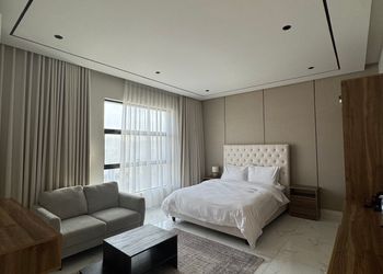 استديو بأثاث مريح وبسيط 