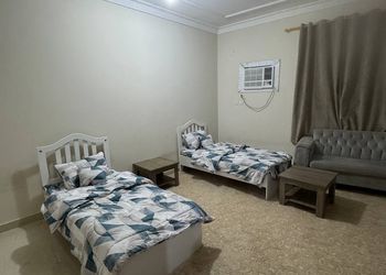 شقة بصالة جلوس وغرفتين نوم 