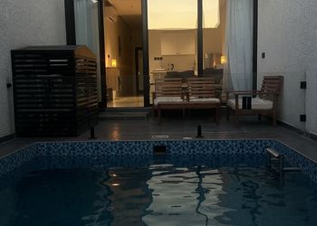شاليه بصالة جلوس مطلة على المسبح