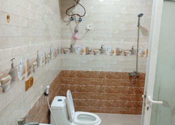 شاليه بجلسة تطل على مسبح خارجي 