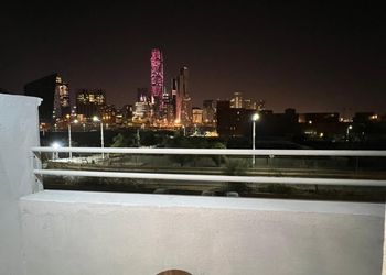 شقة ببلكونة مطلة ودخول ذاتي