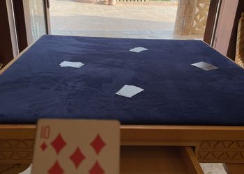 مزرعة بألعاب أطفال ومسطح اخضر