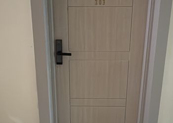 غرفة بسرير ماستر