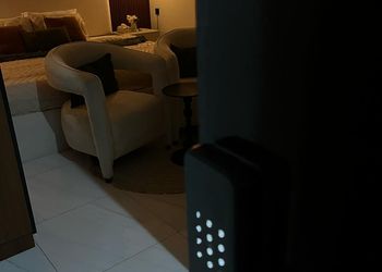 استديو بسرير ماستر وجلسة جانبية