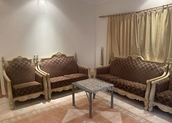 استراحة بجلسة مطلة على مسبح 