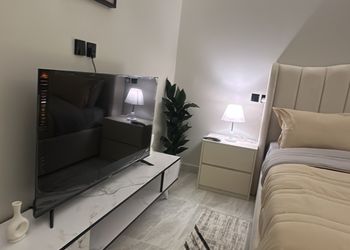 استديو بسرير ماستر وجلسة مريحة 