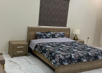 شاليه بجلسة خارجية ومسطح اخضر