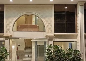 غرفة بسرير ماستر
