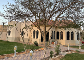 استراحة بجلسة مطلة على مسبح 